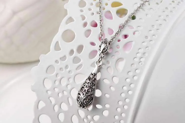 Arabesque Filigree Puff Teardrop Gold Necklace